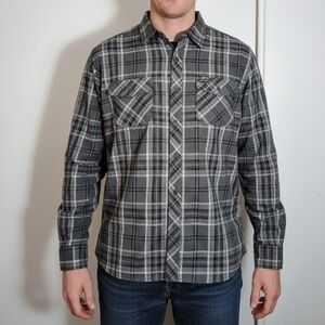 Wrangler Outdoor Regular Fit Men's Shirt Button Down Plaid grey 2 Pockets sz XL.
